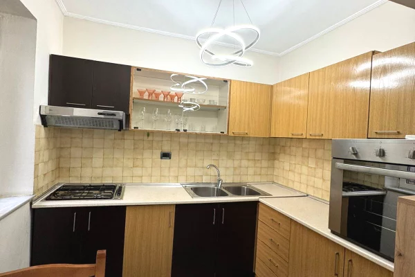 Shtepi me qera Apartament ne Tirane, 1+1, Mobilimi E mobiluar, Pagesa 50,000  Leke.