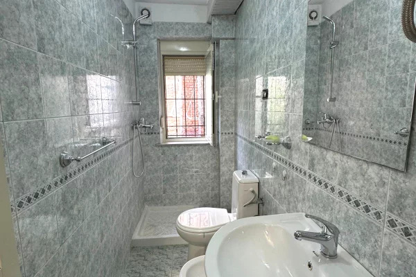 Shtepi me qera Apartament ne Tirane, 1+1, Mobilimi E mobiluar, Pagesa 50,000  Leke.