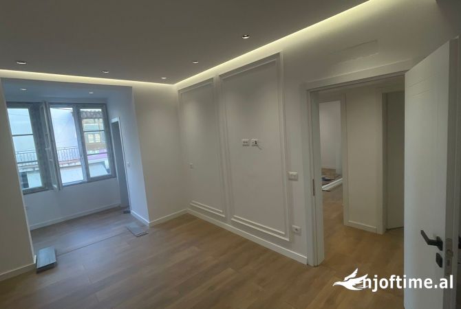 Ambiente Commerciale in Affitto 3+1 a Tirana - 1,200 Euro