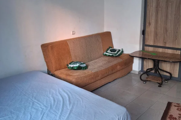 Shtepi me qera Shtepi Private ne Tirane, 1+1, Mobilimi E mobiluar, Pagesa 25,000  Leke.