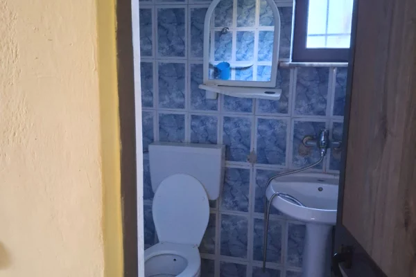 Shtepi me qera Shtepi Private ne Tirane, 1+1, Mobilimi E mobiluar, Pagesa 25,000  Leke.