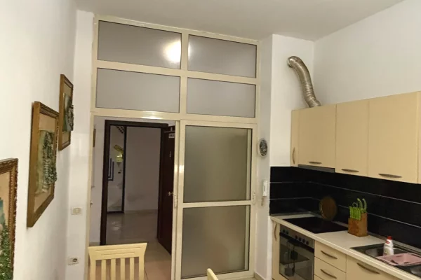 Shtepi me qera Apartament ne Tirane, 1+1, Mobilimi E mobiluar, Pagesa 45,000  Leke.