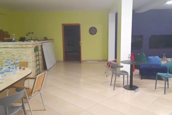 Jepet me qera ambjent biznesi 188.5metra katror