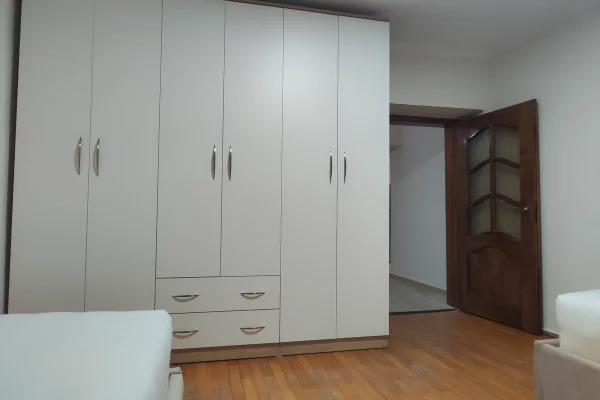 Shtepi me qera Apartament ne Tirane, 2+1, Mobilimi E mobiluar, Pagesa 80,000  Leke.