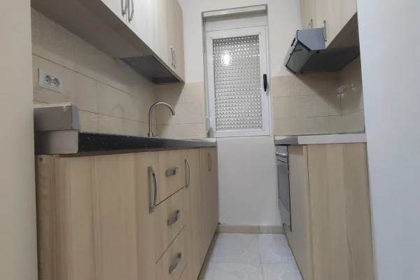 Shtepi me qera Apartament ne Tirane, 2+1, Mobilimi E mobiluar, Pagesa 80,000  Leke.