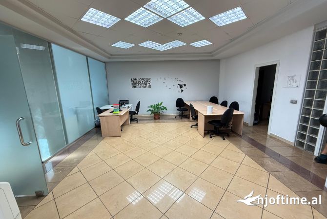 Ambiente Commerciale in Affitto 3+1 a Tirana - 1,500 Euro