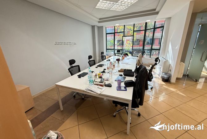 Ambiente Commerciale in Affitto 3+1 a Tirana - 1,500 Euro