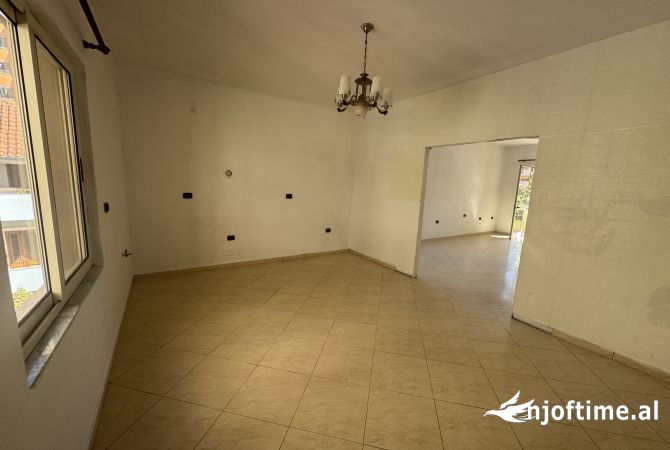 Ambiente Commerciale in Affitto 3+1 a Tirana - 800 Euro