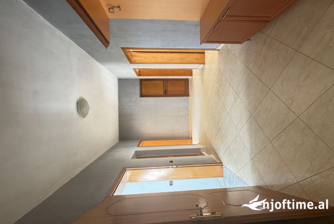 Ambiente Commerciale in Affitto 3+1 a Tirana - 800 Euro