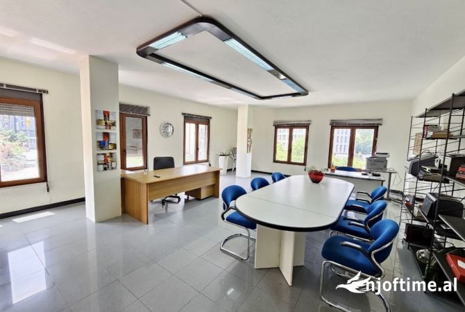 Ambiente Commerciale in Affitto 3+1 a Tirana - 800 Euro
