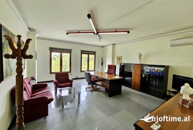 Ambiente Commerciale in Affitto 3+1 a Tirana - 800 Euro