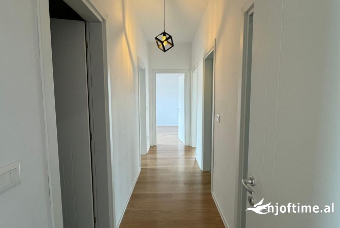 Ambiente Commerciale in Affitto 3+1 a Tirana - 1,500 Euro