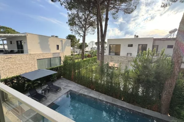 Shtepi ne shitje Vila Luksoze ne Durres, 3+1, Mobilimi E mobiluar, Pagesa 790,000  Euro.