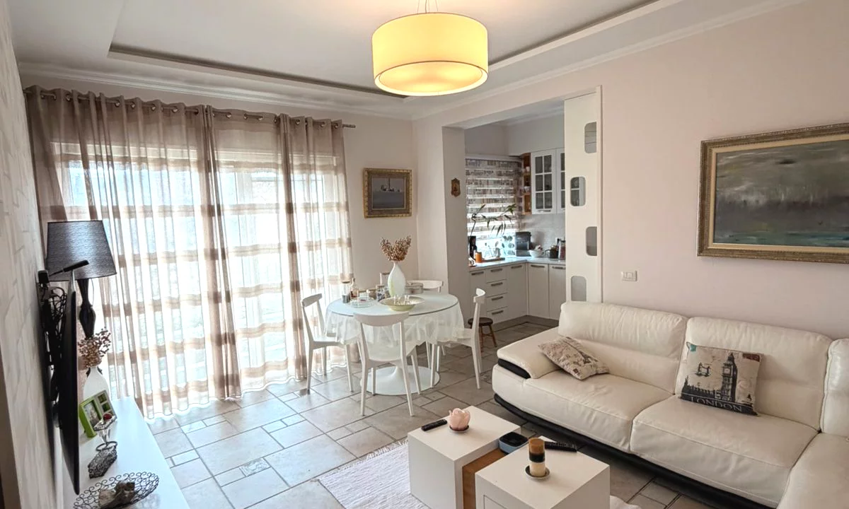 Shtepi ne shitje Apartament ne Tirane, 1+1, Mobilimi E mobiluar, Pagesa 150,000  Euro.