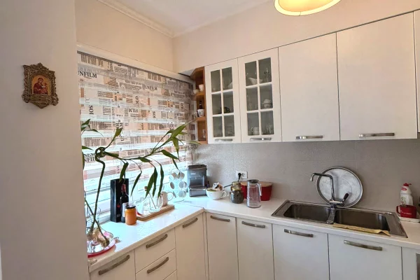 Shtepi ne shitje Apartament ne Tirane, 1+1, Mobilimi E mobiluar, Pagesa 150,000  Euro.