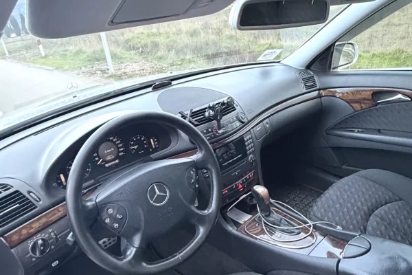 Makina ne shitje ne Korce, Mercedes-Benz, 2004 gasoline-gas,Kambio Automatik Pagesa 5,300  Leke.