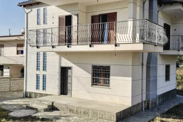 Shtepi ne shitje 3+1 ne Tirane - 2,600,000 Leke