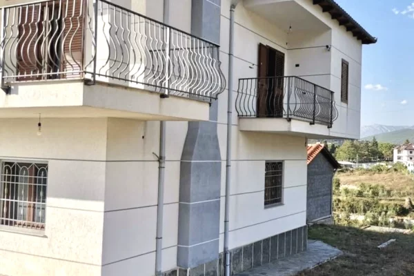 Shtepi ne shitje Vila Luksoze ne Tirane, 3+1, Mobilimi Pjeserisht e mobiluar, Pagesa 2,600,000  Leke.