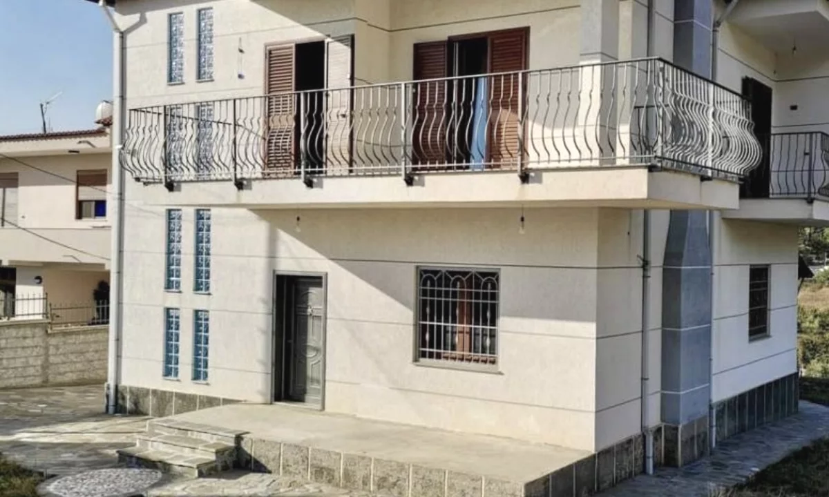 Shtepi ne shitje Vila Luksoze ne Tirane, 3+1, Mobilimi Pjeserisht e mobiluar, Pagesa 2,600,000  Leke.