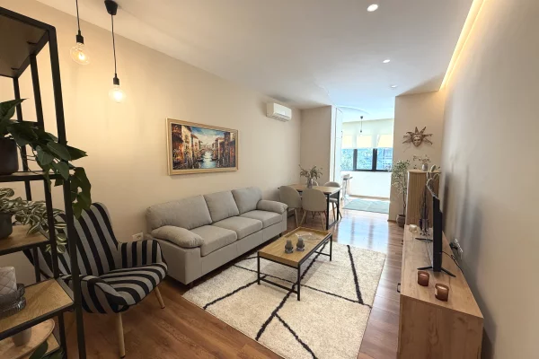 Shtepi me qera Apartament ne Tirane, 2+1, Mobilimi E mobiluar, Pagesa 1,300  Euro.