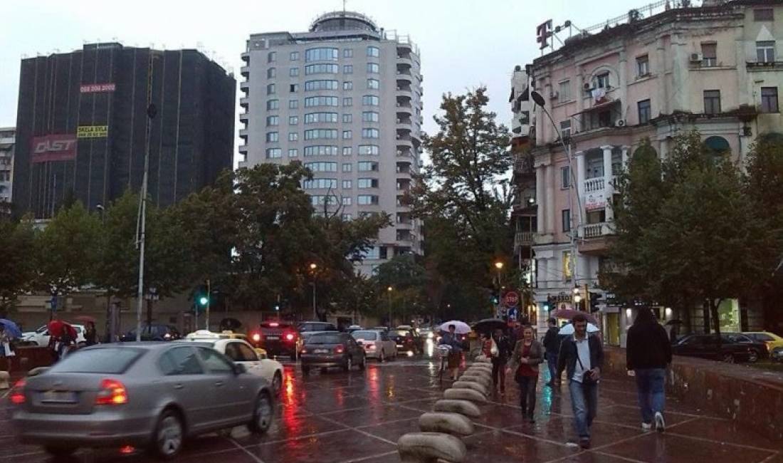 Jepet Dyqan 50 m2 Buze Rruges Kryesore Me Qera ne Bllok