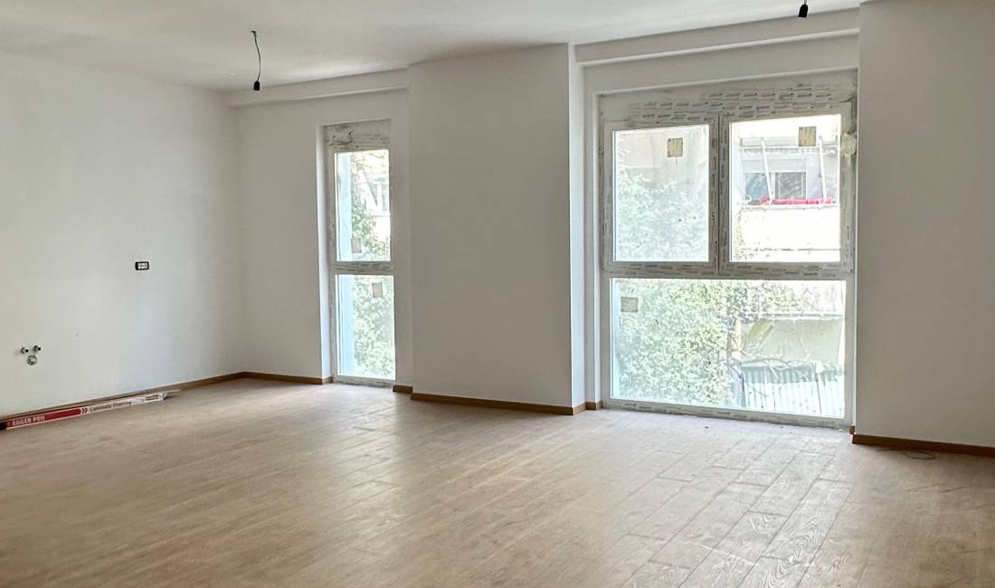 Zyre - Me Qera - Air Albania - Tirane