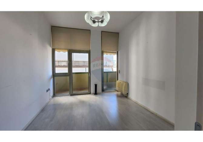 Ambient biznesi me qera 3+1 ne Tirane - 1,300 Euro