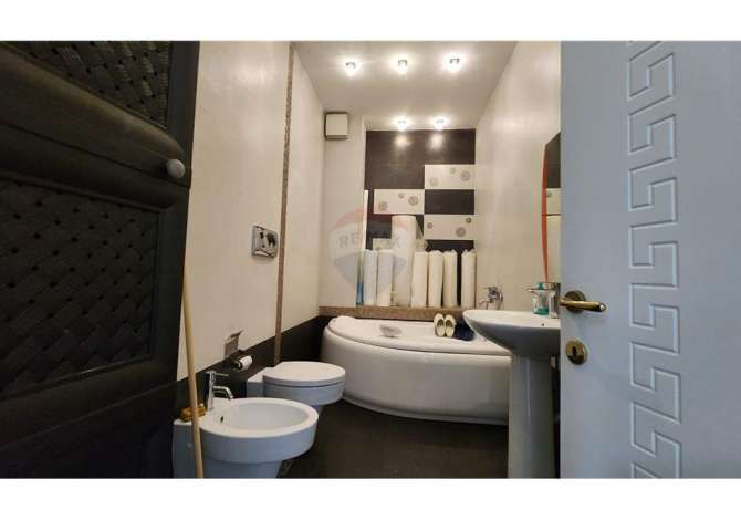 Ambjent Zyrash - Me Qera - Blloku - Tirane