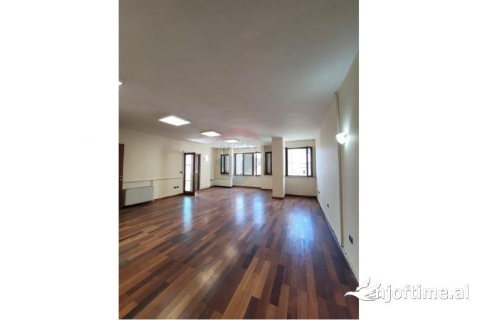 Ambiente Commerciale in Affitto 3+1 a Tirana - 1,600 Euro