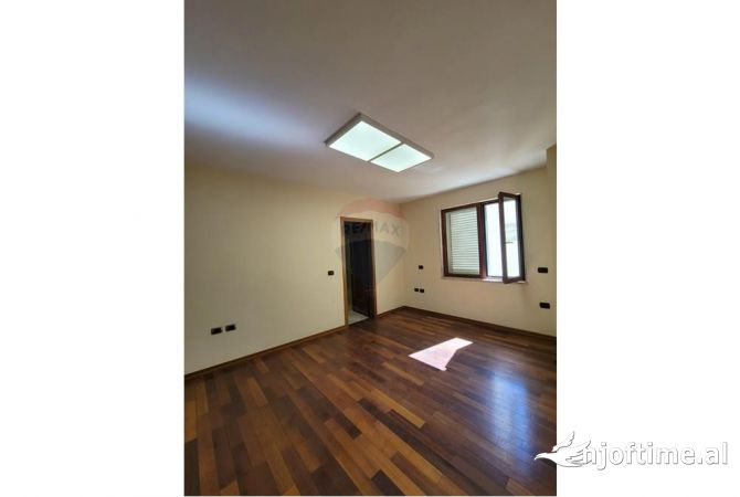 Ambiente Commerciale in Affitto 3+1 a Tirana - 1,600 Euro