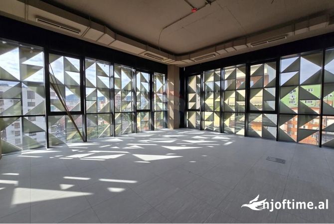 Ambiente Commerciale in Affitto 3+1 a Tirana - 3,000 Euro