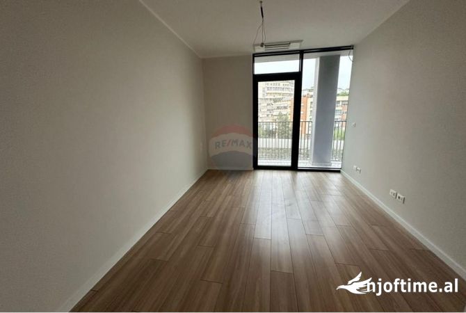 Ambiente Commerciale in Affitto 3+1 a Tirana - 1,200 Euro