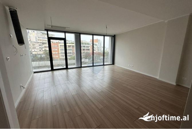 Ambiente Commerciale in Affitto 3+1 a Tirana - 1,200 Euro