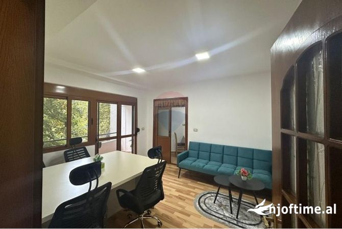 Ambiente Commerciale in Affitto 3+1 a Tirana - 900 Euro