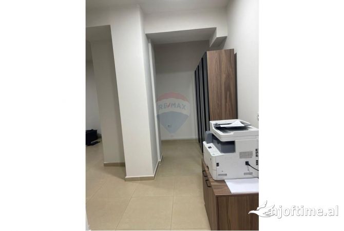 Ambiente Commerciale in Affitto 3+1 a Tirana - 2,000 Euro
