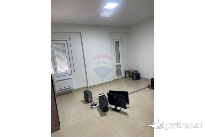 Ambiente Commerciale in Affitto 3+1 a Tirana - 2,000 Euro