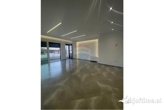 Ambiente Commerciale in Affitto 3+1 a Tirana - 1,600 Euro