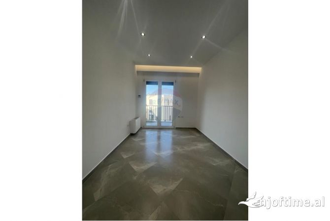 Ambiente Commerciale in Affitto 3+1 a Tirana - 1,600 Euro