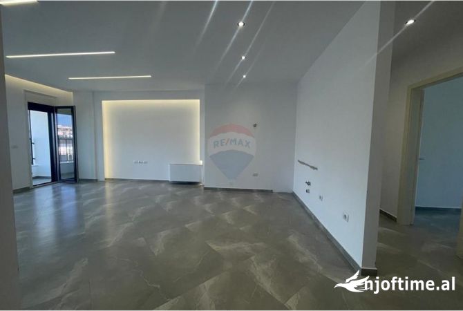 Ambiente Commerciale in Affitto 3+1 a Tirana - 1,600 Euro