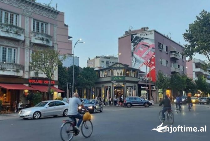 Ambiente Commerciale in Affitto 3+1 a Tirana - 7,000 Euro