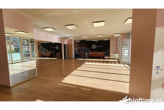 Zyre - Me Qera - Komuna e Parisit - Tirane 