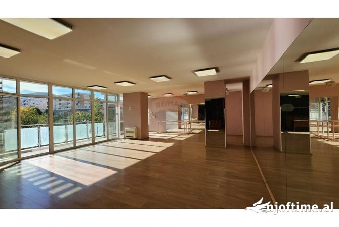 Zyre - Me Qera - Komuna e Parisit - Tirane 