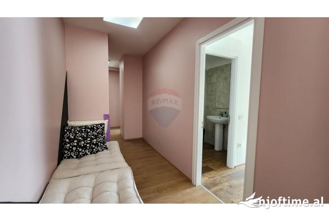 Zyre - Me Qera - Komuna e Parisit - Tirane 