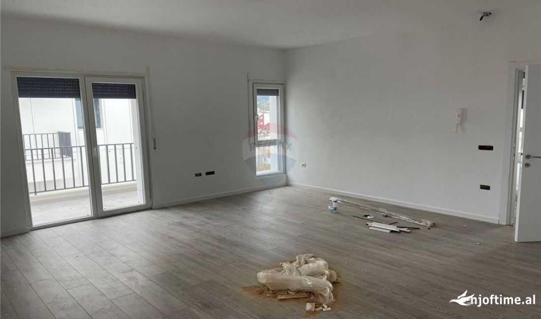 Shtepi ne shitje Apartament ne Tirane, 2+1, Mobilimi Bosh, pa mobiluar, Pagesa 214,000  Euro.