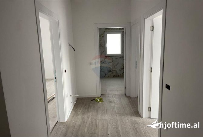 Shtepi ne shitje Apartament ne Tirane, 2+1, Mobilimi Bosh, pa mobiluar, Pagesa 214,000  Euro.