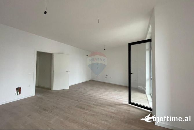 Shitet Apartament 3+1+2 tek Bulevardi i Ri