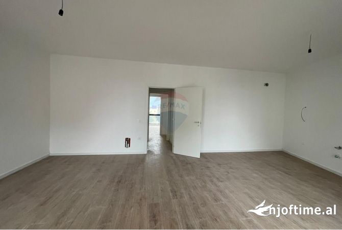 Shtepi ne shitje Apartament ne Tirane, 3+1, Mobilimi Bosh, pa mobiluar, Pagesa 225,000  Euro.