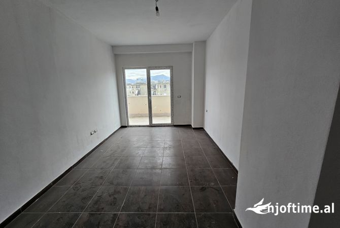 Shtepi ne shitje Apartament ne Tirane, 2+1, Mobilimi Bosh, pa mobiluar, Pagesa 150,000  Euro.