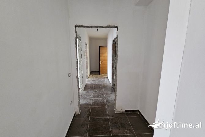 Shtepi ne shitje Apartament ne Tirane, 2+1, Mobilimi Bosh, pa mobiluar, Pagesa 150,000  Euro.