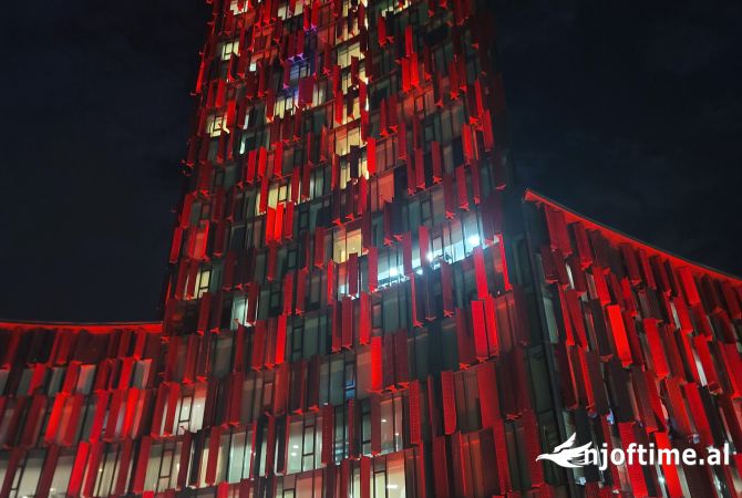 Ambiente Commerciale in Affitto 3+1 a Tirana - 2,300 Euro